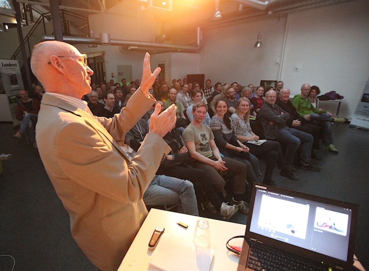 Ralph Høybakk er en dreven foredragsholder, noe publikum fikk oppleve torsdag 3. april i Klatrings lokaler. Foto: Dag Hagen