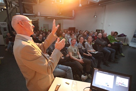Ralph Høybakk er en dreven foredragsholder, noe publikum fikk oppleve torsdag 3. april i Klatrings lokaler. Foto: Dag Hagen