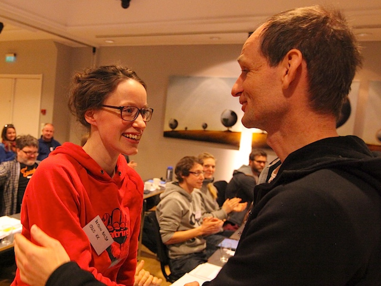 Reidun Bolsø er valgt til ny President. Her mottar hun gratulasjoner fra avtroppende President Ole Karsten Birkeland. Foto: Dag Hagen Reidun Bolsø er valgt til ny President. Her mottar hun gratulasjoner fra avtroppende President Ole Karsten Birkeland. Foto: Dag Hagen