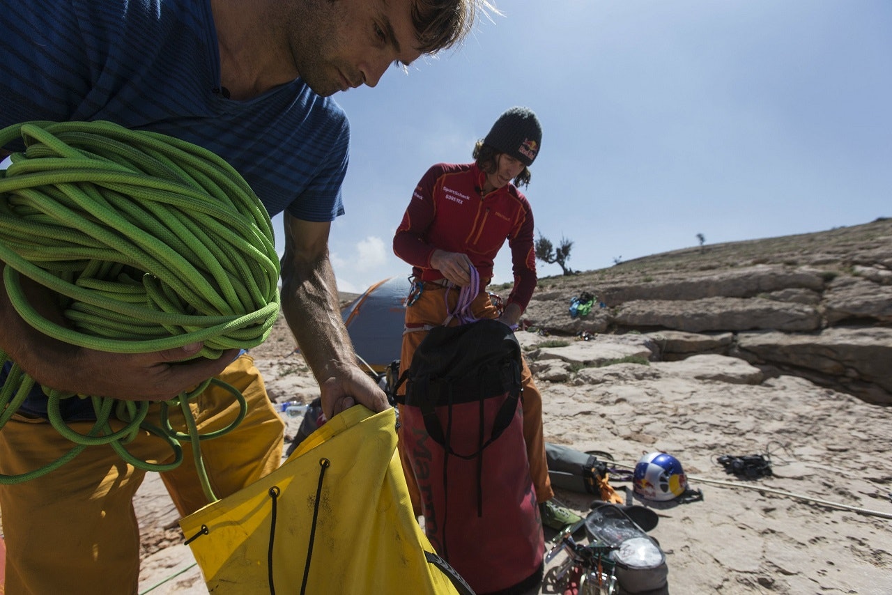 FORBEREDELSER: Chris Sharma (t.v.) og Stefan Glowacz sjekker utstyret før den 160 meter lange rapellen ned i hula.  FORBEREDELSER: Chris Sharma (t.v.) og Stefan Glowacz sjekker utstyret før den 160 meter lange rapellen ned i hula.