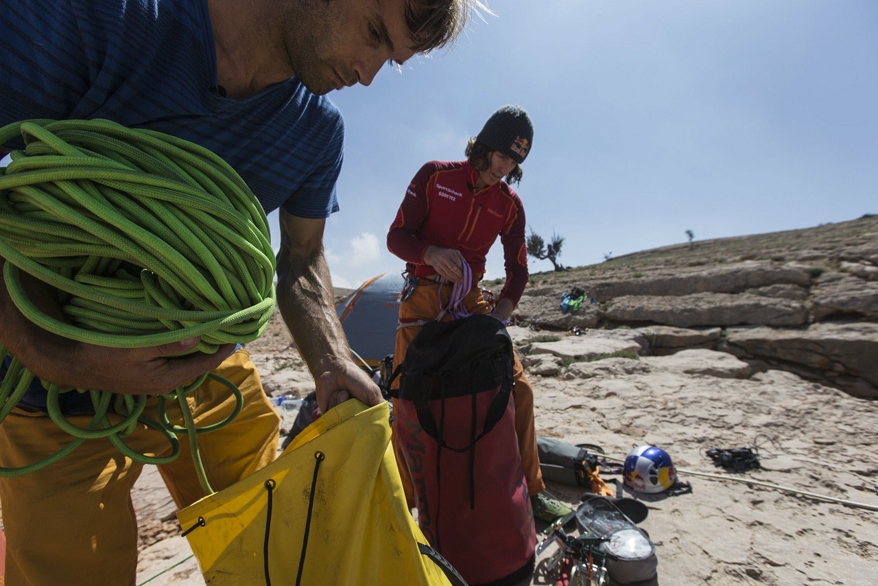 FORBEREDELSER: Chris Sharma (t.v.) og Stefan Glowacz sjekker utstyret før den 160 meter lange rapellen ned i hula. 