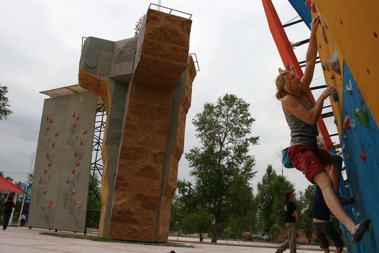 VM I KINA: Artikkelforfatterens søster Hannah trener sirkler på en av dagene mellom konkurransene, på ca. 3000 meters høyde. Foto: Magnus Midtbø VM I KINA: Artikkelforfatterens søster Hannah trener sirkler på en av dagene mellom konkurransene, på ca. 3000 meters høyde. Foto: Magnus Midtbø