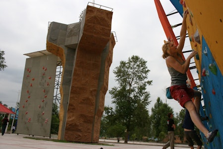 VM I KINA: Artikkelforfatterens søster Hannah trener sirkler på en av dagene mellom konkurransene, på ca. 3000 meters høyde. Foto: Magnus Midtbø VM I KINA: Artikkelforfatterens søster Hannah trener sirkler på en av dagene mellom konkurransene, på ca. 3000 meters høyde. Foto: Magnus Midtbø