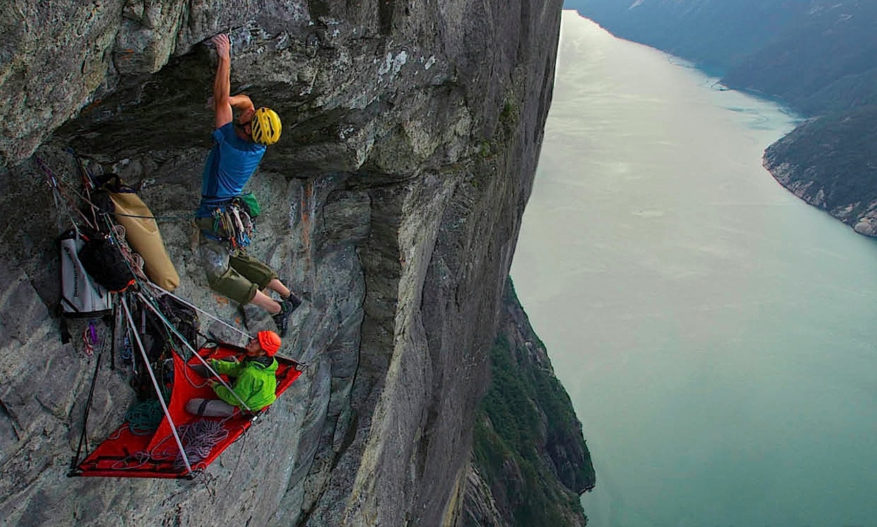 STØTENDE: Sindre Sæther leder og Martin Skaar Olslund sikrer på vei opp Tsunami på Kjerag. Foto: Henning Wang STØTENDE: Sindre Sæther leder og Martin Skaar Olslund sikrer på vei opp Tsunami på Kjerag. Foto: Henning Wang