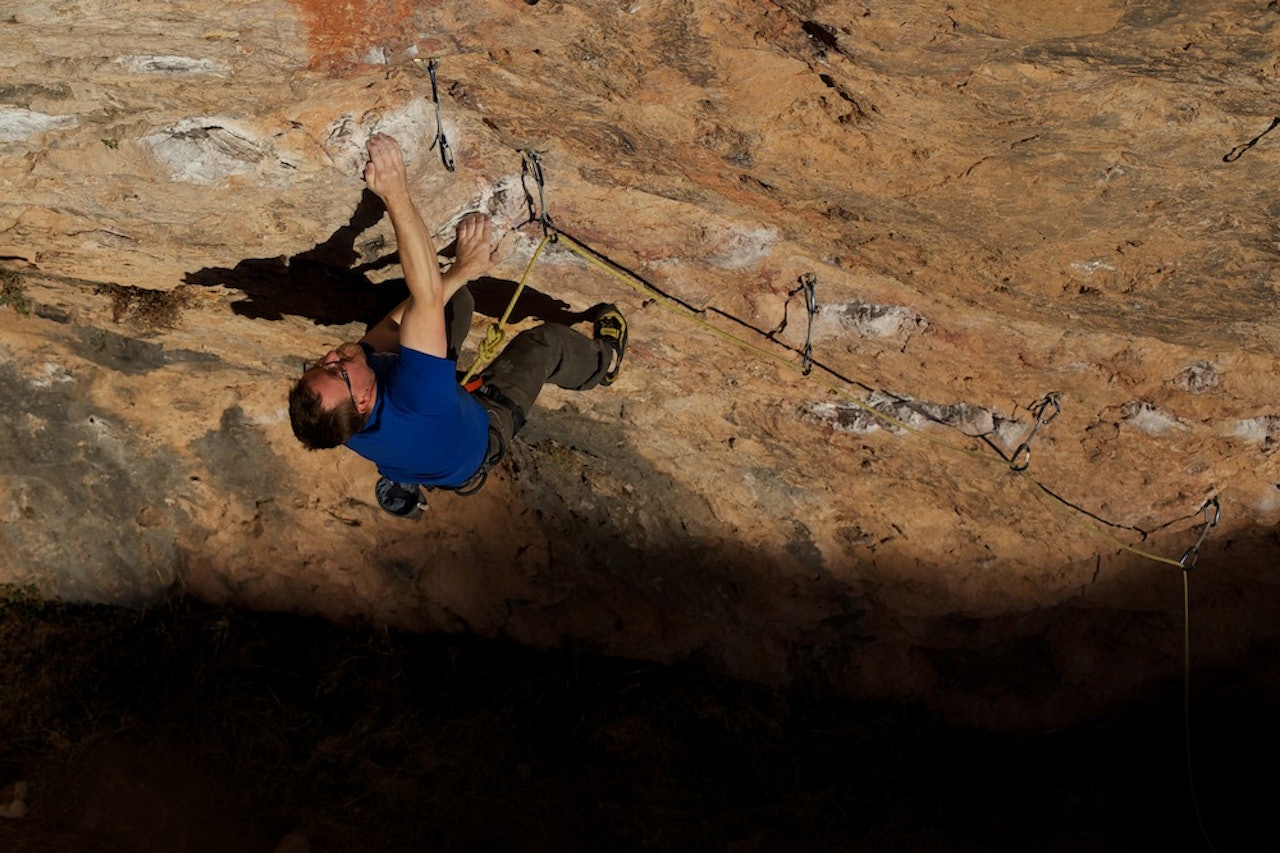 NESTEN PERSING: Roger Ebeltoft på sitt nydelige prisjekt Arquelogico (7c) i Cova Gran, Santa Linya. Foto: Henning Wang NESTEN PERSING: Roger Ebeltoft på sitt nydelige prisjekt Arquelogico (7c) i Cova Gran, Santa Linya. Foto: Henning Wang