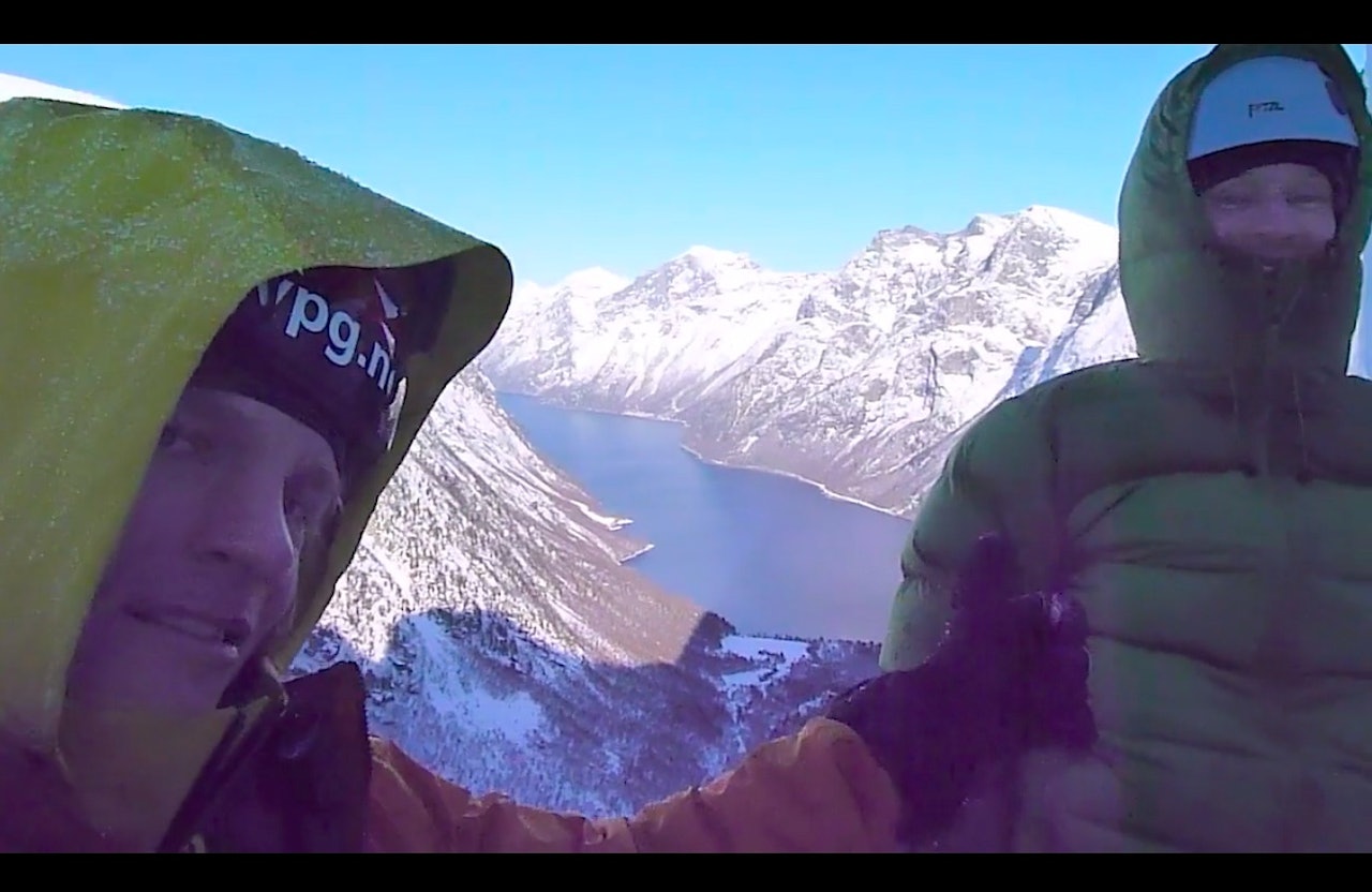 Joakim G. Eide viser tommelen opp på det som må ha vært en nydelig tur opp Mardalsfossen. Skjermdump fra filmen. Joakim G. Eide viser tommelen opp på det som må ha vært en nydelig tur opp Mardalsfossen. Skjermdump fra filmen.