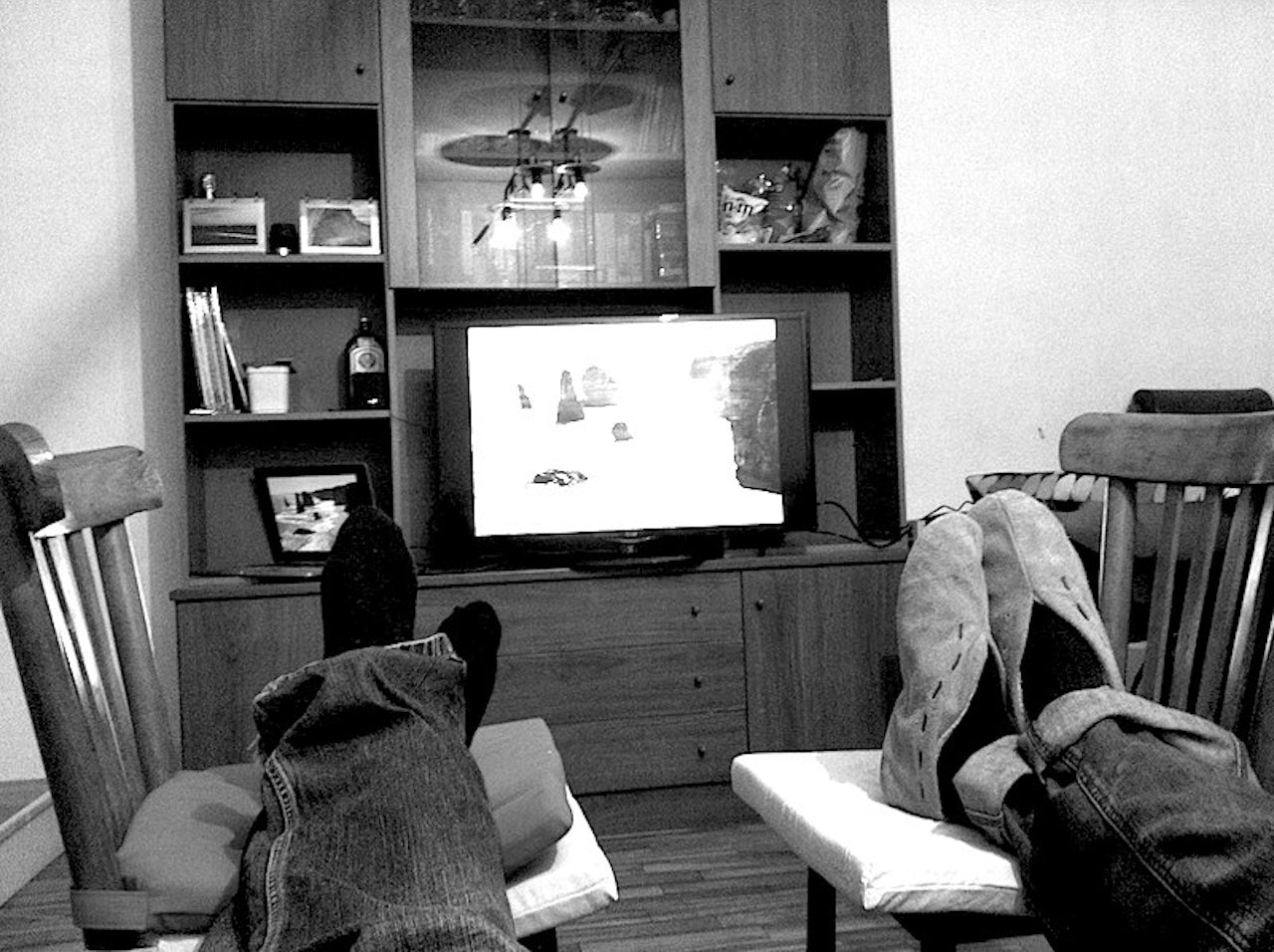 Hva gjør man på kveldene på tur? Det samme som her hjemme. Foto: Roger Ebeltoft Hva gjør man på kveldene på tur? Det samme som her hjemme. Foto: Roger Ebeltoft