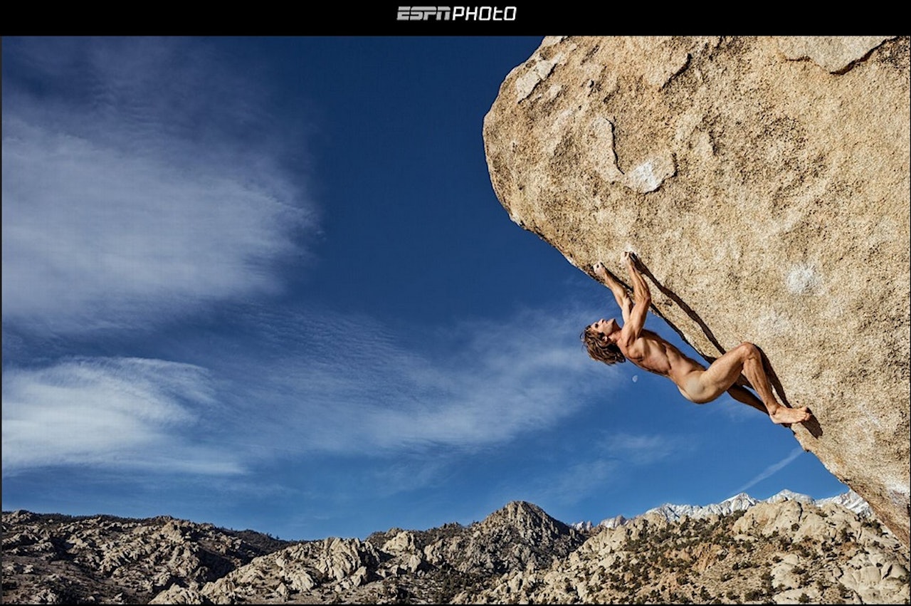 Chris Sharma naken på fjellet. Faksimile fra http://espn.go.com/. Foto: Boone Speed Chris Sharma naken på fjellet. Faksimile fra http://espn.go.com/. Foto: Boone Speed