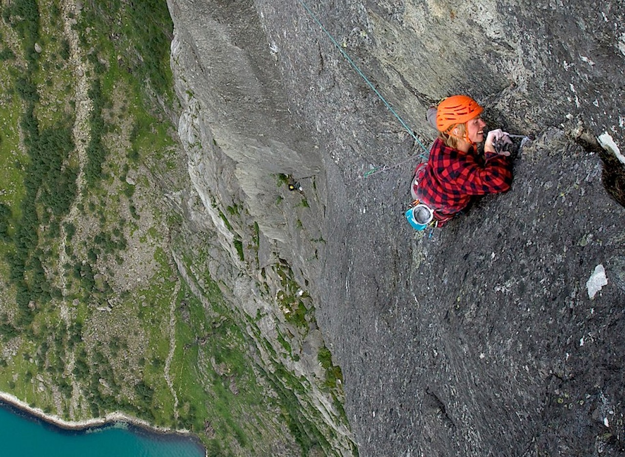 Martin Skaar Olslund leder 8a+ milelangt over siste elendige sikring ... Foto: Henning Wang Martin Skaar Olslund leder 8a+ milelangt over siste elendige sikring ... Foto: Henning Wang