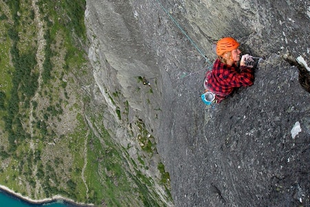 Martin Skaar Olslund leder 8a+ milelangt over siste elendige sikring ... Foto: Henning Wang Martin Skaar Olslund leder 8a+ milelangt over siste elendige sikring ... Foto: Henning Wang