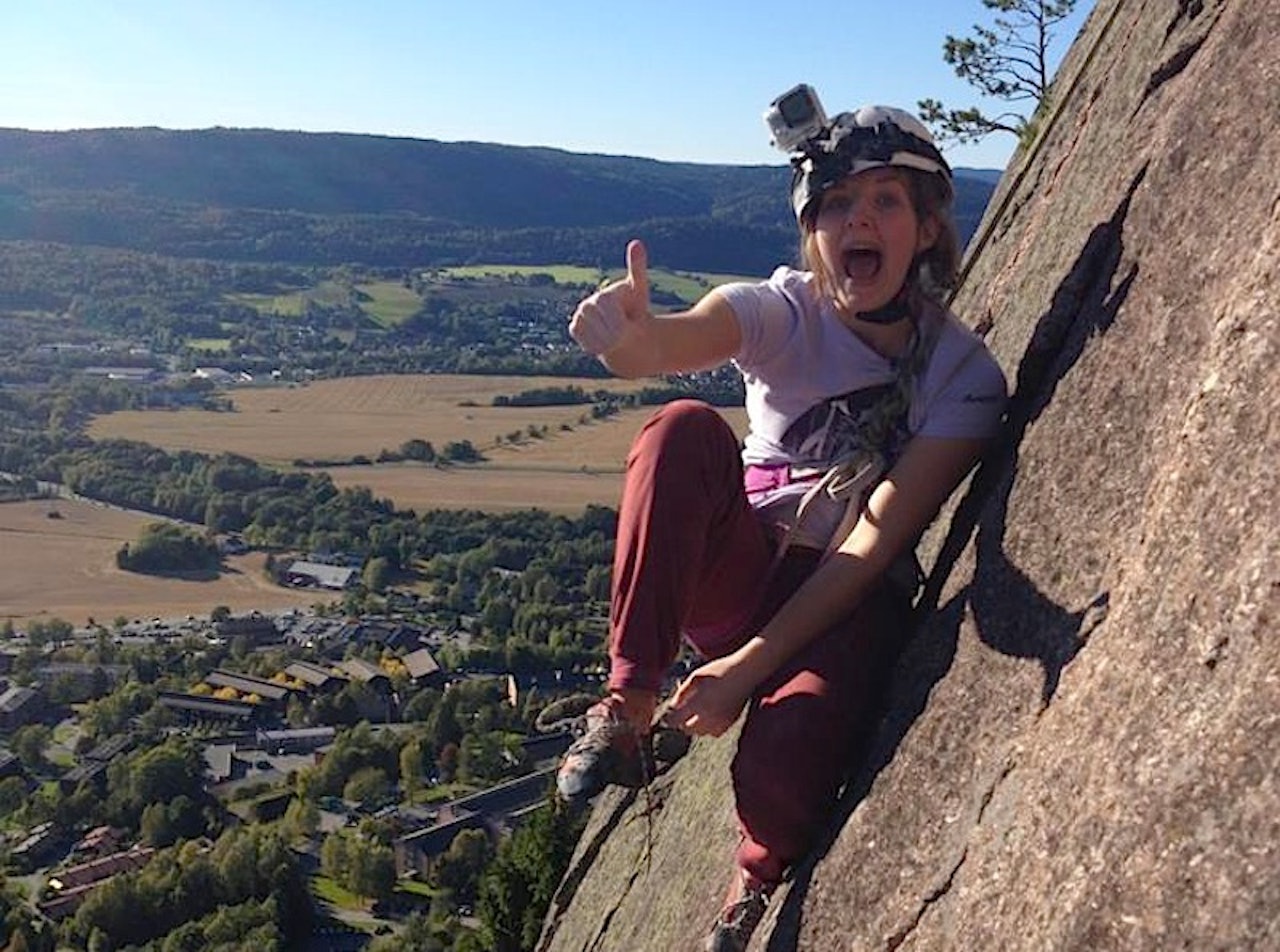 Tid for pause i veggen fordi kamerateamet måtte komme seg opp i høyden. Bildet er tatt på Øvre Sydstup på Kolsås.  Tid for pause i veggen fordi kamerateamet måtte komme seg opp i høyden. Bildet er tatt på Øvre Sydstup på Kolsås.