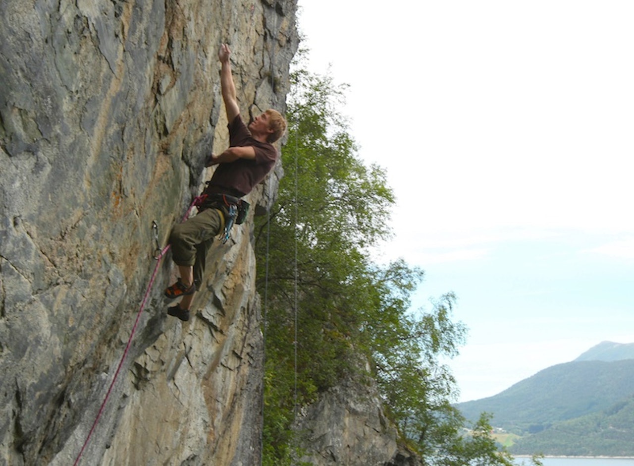 Sindre Sæther klatrer på Tunnelcragget ved Veblungsnes. Foto: Dag Hagen Sindre Sæther klatrer på Tunnelcragget ved Veblungsnes. Foto: Dag Hagen