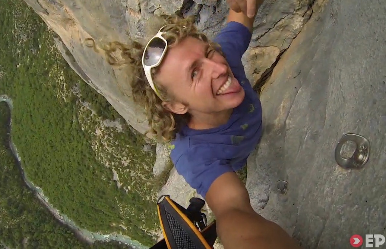 En skøyer i veggen. Mich Kemeter frisoloerer i Verdon. Skjermdump fra Epic TV En skøyer i veggen. Mich Kemeter frisoloerer i Verdon. Skjermdump fra Epic TV