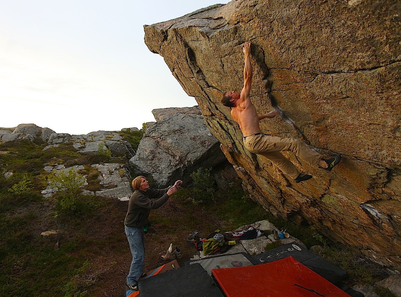 En av våre legendariske klatrere; Alv Borge, buldrer på et av feltene i pollen. Foto: Dag Hagen En av våre legendariske klatrere; Alv Borge, buldrer på et av feltene i pollen. Foto: Dag Hagen