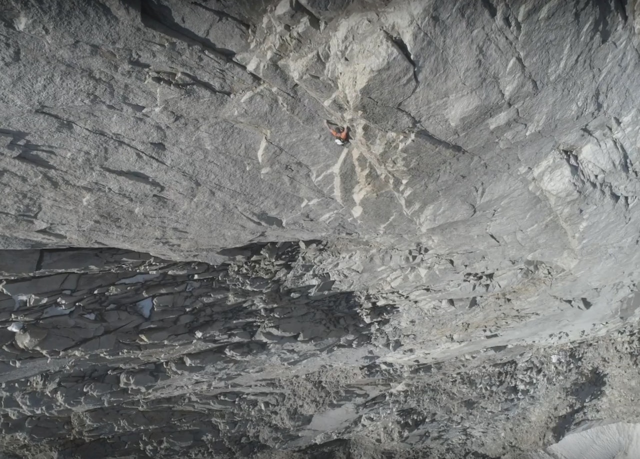 Dani Arnold opp Cassinruta på Grandes Jorasses – uten tau. Dani Arnold opp Cassinruta på Grandes Jorasses – uten tau.