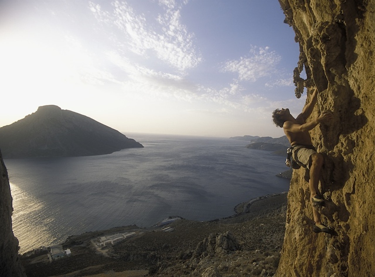 Einar Landmark koser seg på Kerveros (7a) på sektor Spartacus. Foto: Dag Hagen Einar Landmark koser seg på Kerveros (7a) på sektor Spartacus. Foto: Dag Hagen