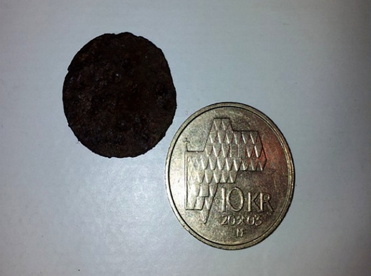 Mynten som ble funnet på Storen, sammen med en tier. Foto: Jørn Hofsø Hjellnes