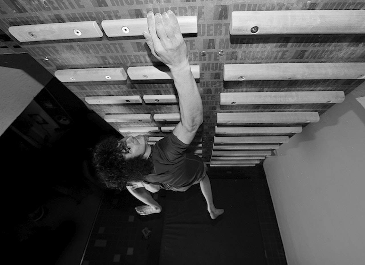 Adam Ondra trener på campus. Foto: Petr Piechowicz  Adam Ondra trener på campus. Foto: Petr Piechowicz