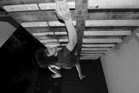 Adam Ondra trener på campus. Foto: Petr Piechowicz  Adam Ondra trener på campus. Foto: Petr Piechowicz