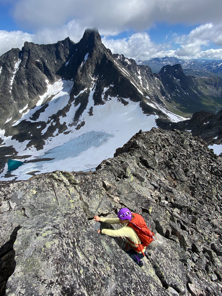 KLYVING: Siv-Elin Skogen med Ortovox Trad 35 på ryggen og et ikke ukjent klatrefjell i bakgrunnen. Foto: Tore Meirik test fjellklatresekk Ortovox Trad 35