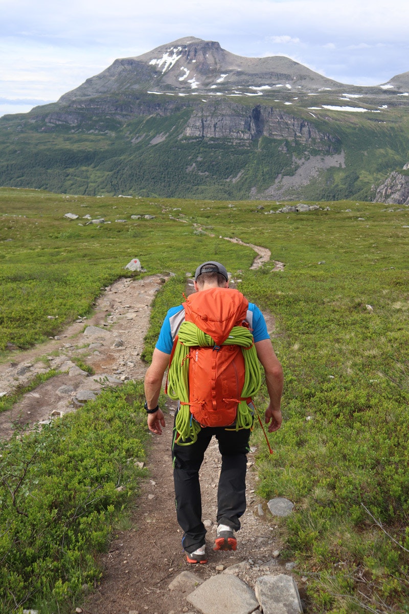 TIGHT: Tauet sitter stramt i stroppen på toppen og fire kompresjonsstropper. Det kommer godt med på en seig retur fra Innerdalstårnet. Foto: Siv-Elin Skogen test fjellklatresekk Ortovox Trad 35