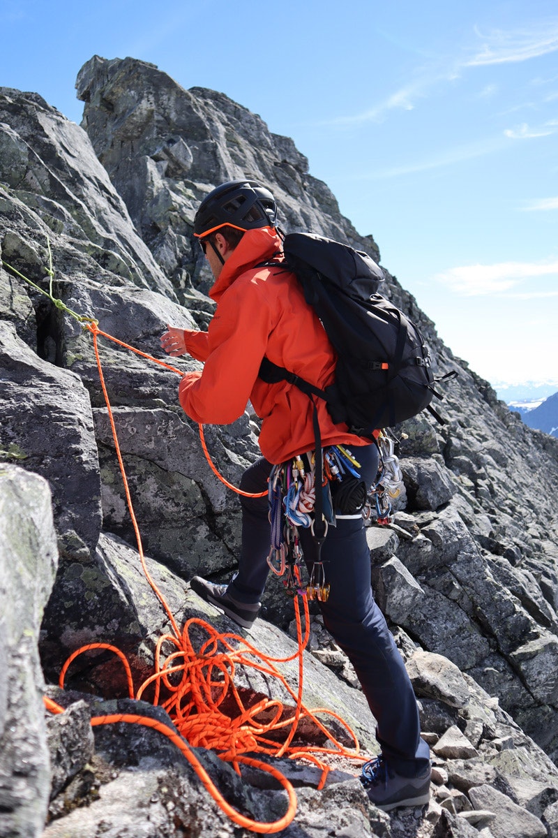 FJELLARBEID: Styr med tau er en viktig del av fjellklatring. Når man holder på med sånt er det fint at buksa er komfortabel. Her er tester Tore Meirik i aksjon på Snøhetta med testvinner-buksa fra Arc´teryx. Foto: Siv-Elin Skogen test klatrebukse fjellklatring Arc´teryx