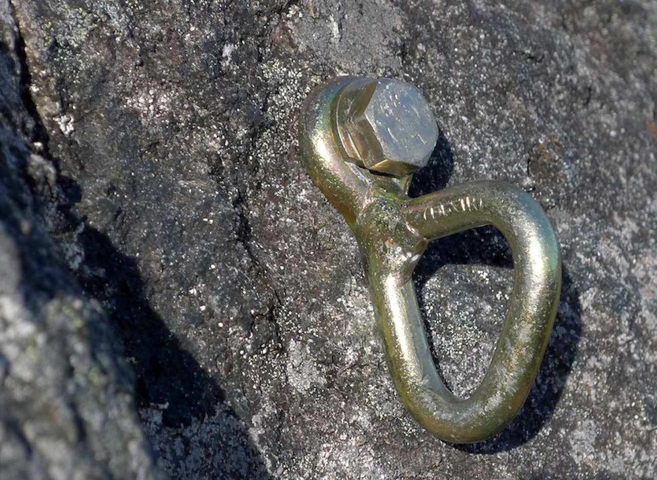 Ny bolt på Romsdalshorn. Foto: Iver Gjelstenli Ny bolt på Romsdalshorn. Foto: Iver Gjelstenli