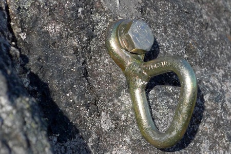 Ny bolt på Romsdalshorn. Foto: Iver Gjelstenli Ny bolt på Romsdalshorn. Foto: Iver Gjelstenli