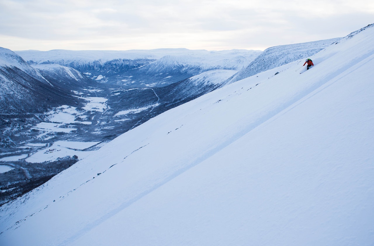 ANDRESPOR: Selv om en snowboarder knep førstesporet, syns likevel Malin Wassdahl det var fint å kjøre ned fra Gjerdhøa på sånt romjulsføre. Foto: Tore Meirik