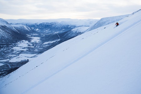 ANDRESPOR: Selv om en snowboarder knep førstesporet, syns likevel Malin Wassdahl det var fint å kjøre ned fra Gjerdhøa på sånt romjulsføre. Foto: Tore Meirik