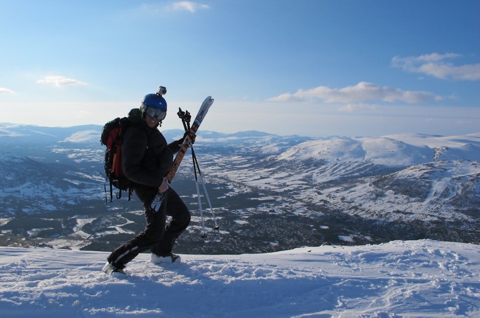 Bård Smestad psyker seg opp på toppen av Storskæra. Foto: Yngve Dalquist