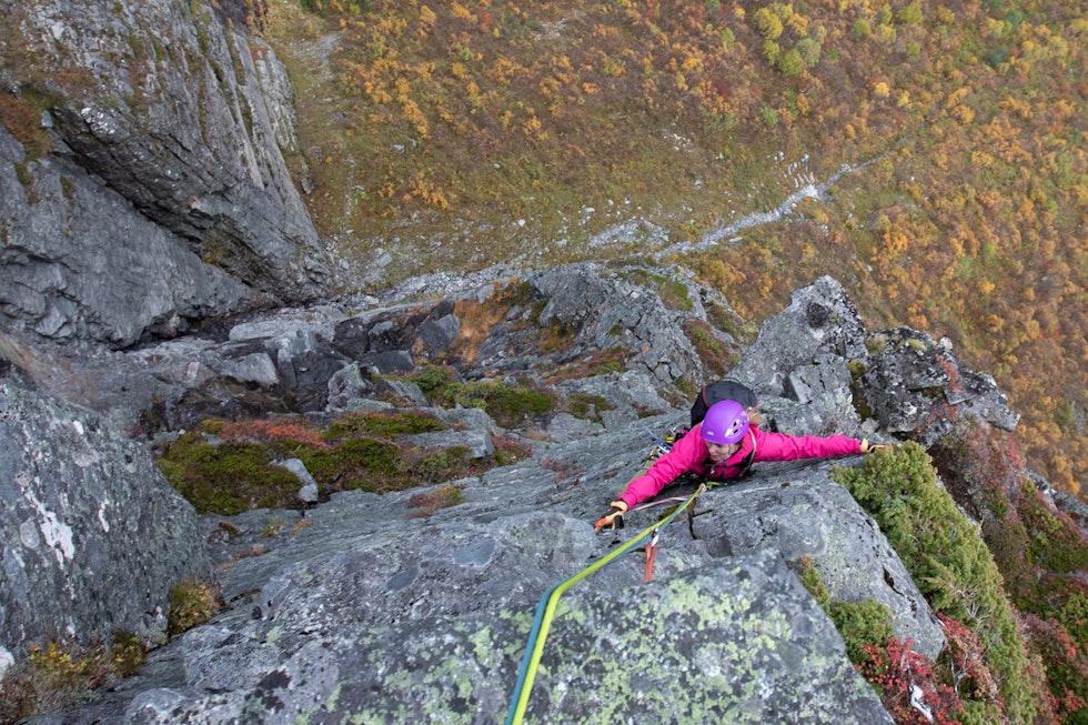 ACTION: Siv-Elin Skogen på ruta vestre Gjelkant i Innerdalen med Blue Ice-sekken på ryggen. Foto: Tore Meirik test fjellklatresekk Blue Ice Squirrel 22l