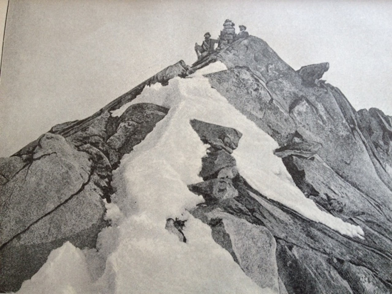 Det første kjente bilde fra toppen av Storen. Bildet er tatt av Carl Hall den 5. august 1885 og viser Mathias Soggemoen og Thorgeir Sulheim ved varden. Dette er 5. bestigning av toppen, og de klatret via Heftyes renne. 