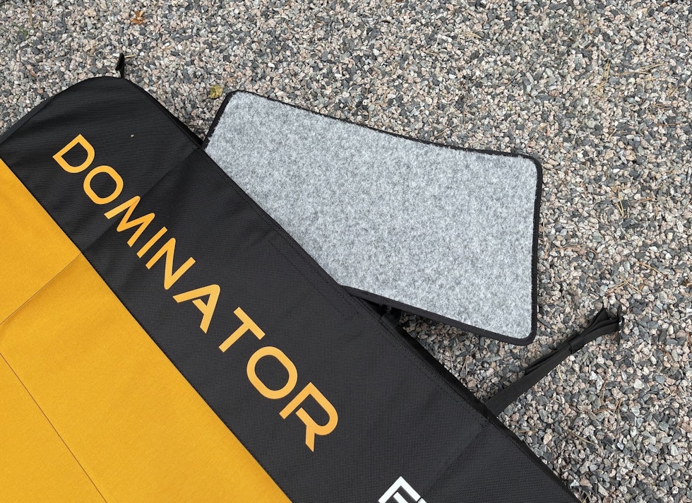 Praktisk: Tørkematte medfølger i egen lomme. test av ocun paddy dominator crashpad