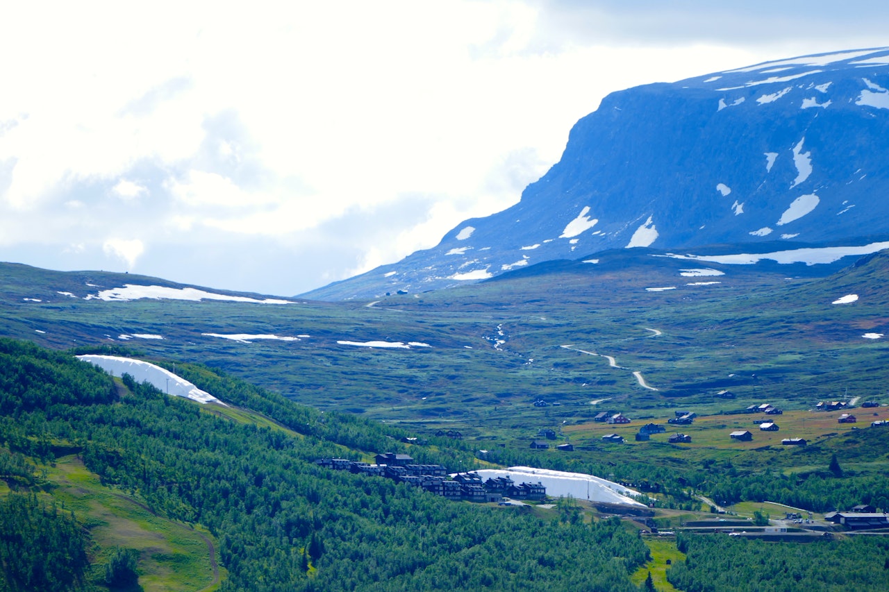 DUKET FOR ÅPNING: Under de hvite dukene på bildet ligger snøen i Havsdalen på Geilo og venter på at det skal bli september. Bilde: Birgit Haugen DUKET FOR ÅPNING: Under de hvite dukene på bildet ligger snøen i Havsdalen på Geilo og venter på at det skal bli september. Bilde: Birgit Haugen