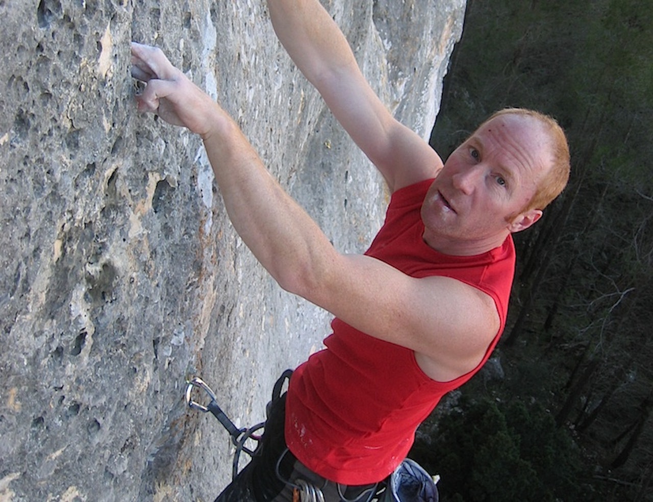 Håkon Hansen klatrer på sitt hjemsted Biar i Spania. 