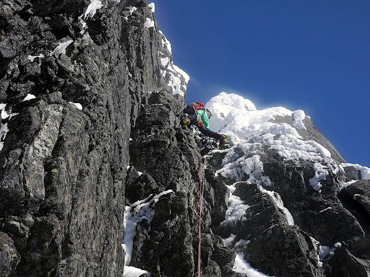 STOREN I SEPTEMBER: Sensommer i lavlandet er tidlig vinter lengre opp. Foto: Norsk Klatring STOREN I SEPTEMBER: Sensommer i lavlandet er tidlig vinter lengre opp. Foto: Norsk Klatring