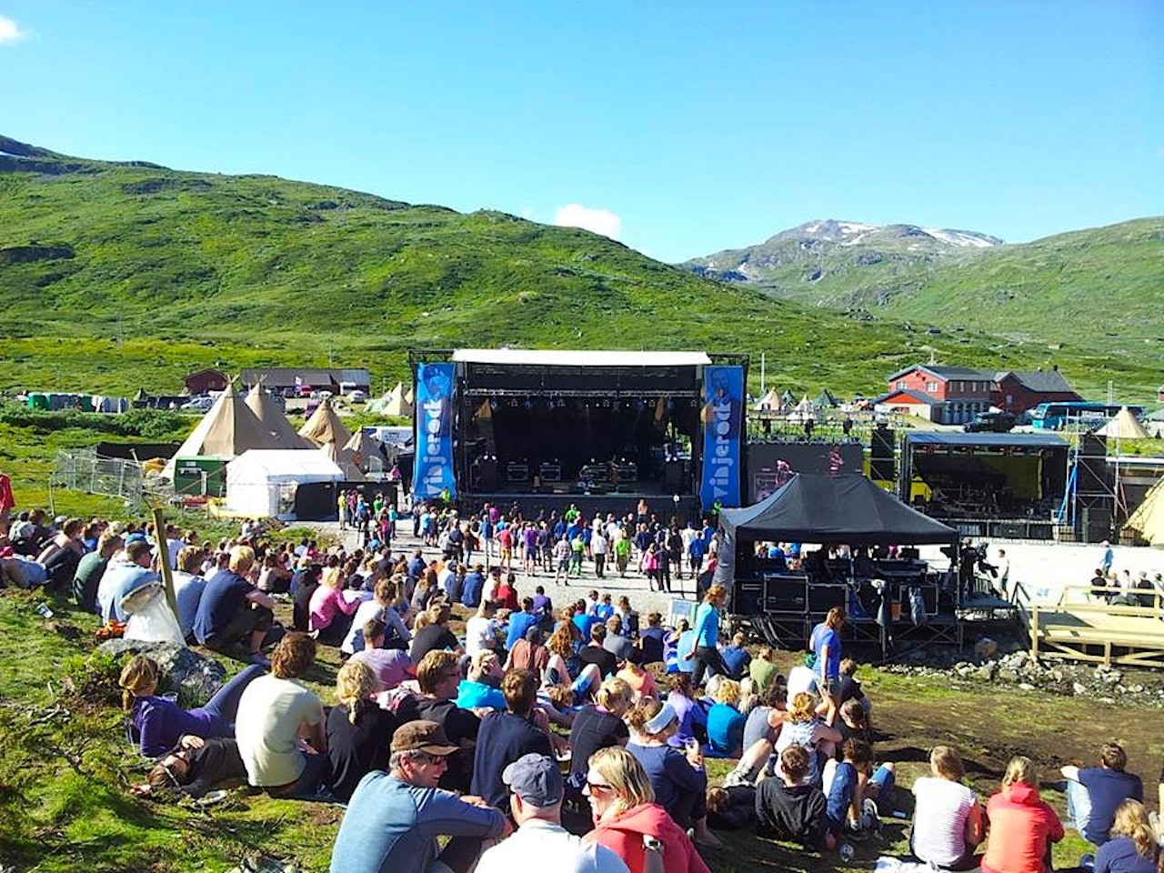 For de som ikke orket tur på lørdagen, var det helt ok å sitte i solen og høre å musikk. Foto: Dag Hagen For de som ikke orket tur på lørdagen, var det helt ok å sitte i solen og høre å musikk. Foto: Dag Hagen