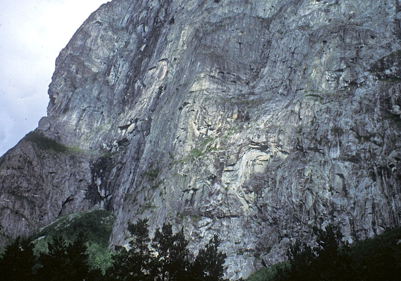 Sydpillaren på Mongejura i Romsdal.  Sydpillaren på Mongejura i Romsdal.