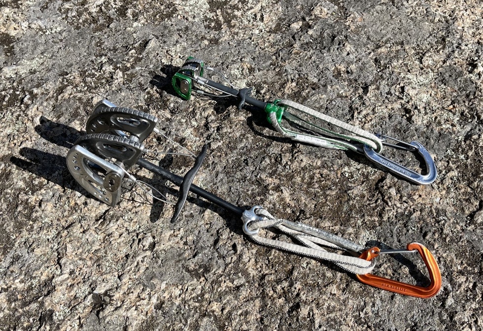 DMM: En ny kamkile (grønn) og en av den tidligere utgaven. Legg merke til at kammene er flatslipte og med spor på den nye. Foto: Dag Hagen test av dmm dragoncam kamkile