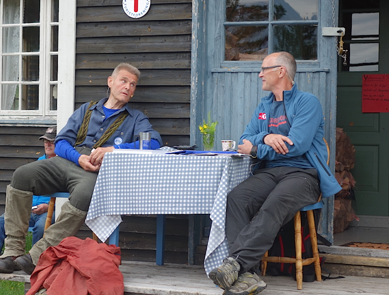 Samtaler i fjellet mellom Nils Faarlund og Stein P. Aasheim. Foto: Dag Hagen