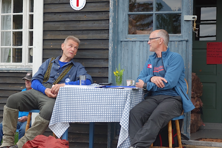 Samtaler i fjellet mellom Nils Faarlund og Stein P. Aasheim. Foto: Dag Hagen Samtaler i fjellet mellom Nils Faarlund og Stein P. Aasheim. Foto: Dag Hagen