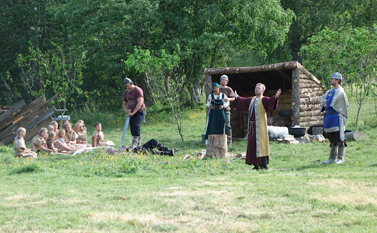 Biskop Grimkjell, i Anders Hagens skikkelse, overtaler Olav den Hellige til å spare Roe Devold. Foto: Dag Hagen Biskop Grimkjell, i Anders Hagens skikkelse, overtaler Olav den Hellige til å spare Roe Devold. Foto: Dag Hagen