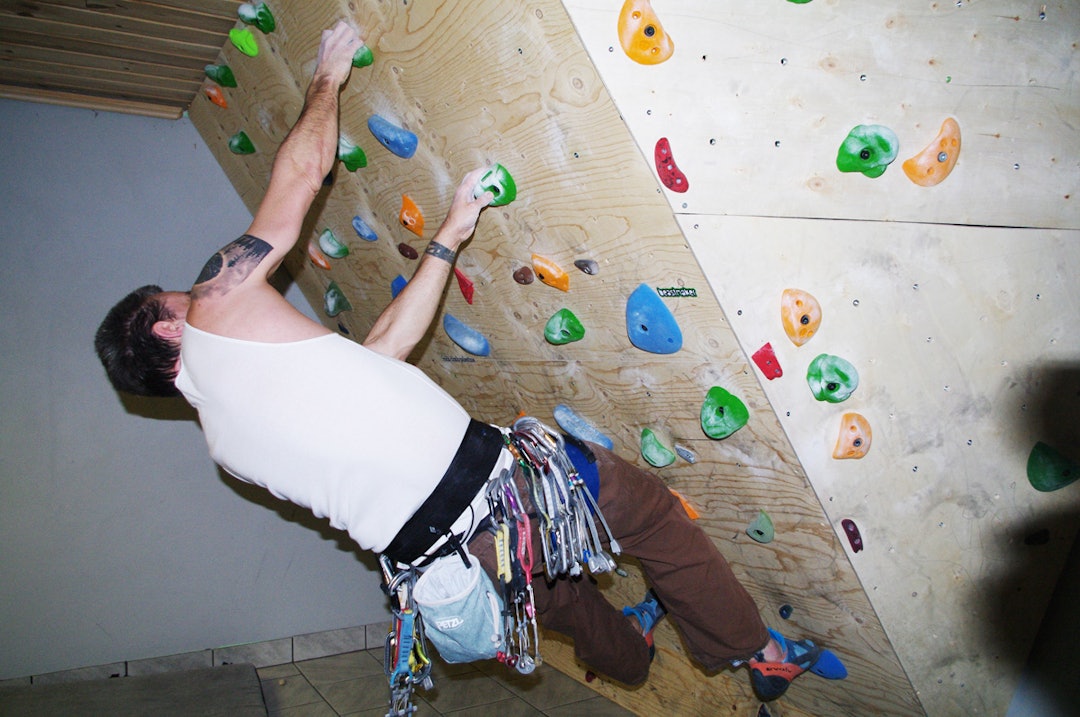 Stivheten i selen gjør Black Diamond Technician til testens klart mest komfortable sele, helt til utstyrshempene begynner å gnage i sidene. Black Diamond klatresele test