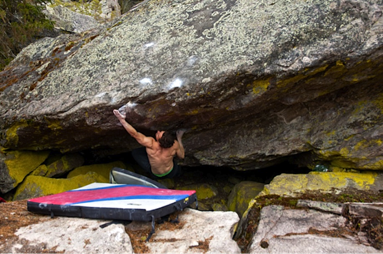Eirik Thorsrud på Modern Caveman (7A+) – Fine overhengende flytt før man blir spyttet av på en teknisk mantling. Foto: Hans Rasmussen Eirik Thorsrud på Modern Caveman (7A+) – Fine overhengende flytt før man blir spyttet av på en teknisk mantling. Foto: Hans Rasmussen