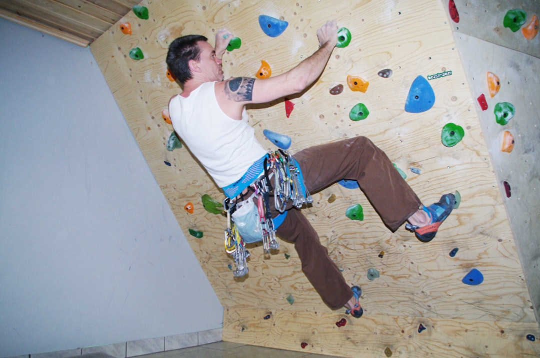 Førsteinntrykket er at det ikke er spart på fargene her. Mammut Sender Fast Adjust klatresele test i klatreveggen