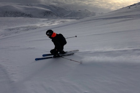 PÅ SKI IGJEN: Øystein Aasheim i en av sine første svinger etter hjertestansen i april. Foto: Anders Holtet