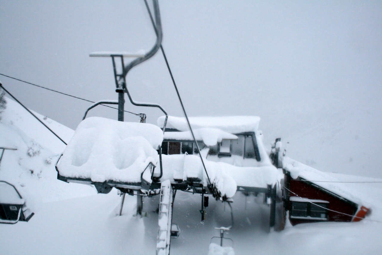 GIR SEG IKKE: Pelle Gangeskar kan ikke huske sist det var to meter snø midt i anlegget før jul. Foto: Røldal Skisenter. GIR SEG IKKE: Pelle Gangeskar kan ikke huske sist det var to meter snø midt i anlegget før jul. Foto: Røldal Skisenter.