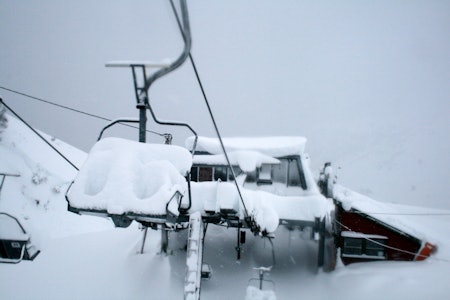 GIR SEG IKKE: Pelle Gangeskar kan ikke huske sist det var to meter snø midt i anlegget før jul. Foto: Røldal Skisenter. GIR SEG IKKE: Pelle Gangeskar kan ikke huske sist det var to meter snø midt i anlegget før jul. Foto: Røldal Skisenter.