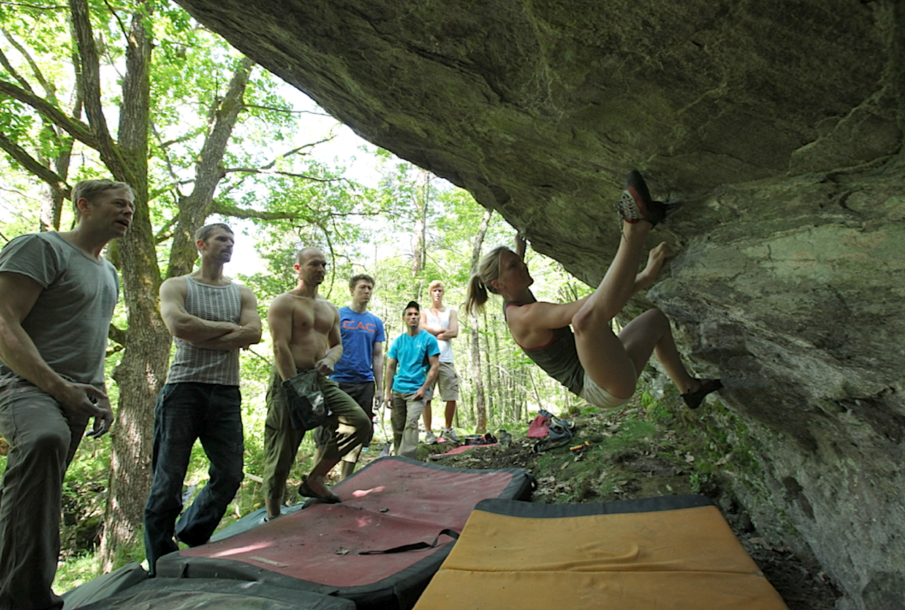 Caroline Løftingsmo prøver seg på et ugått problem ved Kragerø. Foto: Dag Hagen Caroline Løftingsmo prøver seg på et ugått problem ved Kragerø. Foto: Dag Hagen
